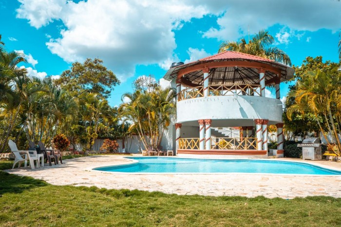 Villa Amueblada en Venta en Pedro Brand con piscina